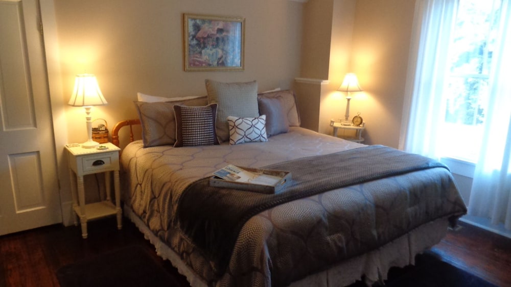 Barrett Deluxe Room, 1 King Bed, Non Smoking with Jacuzzi photo 1