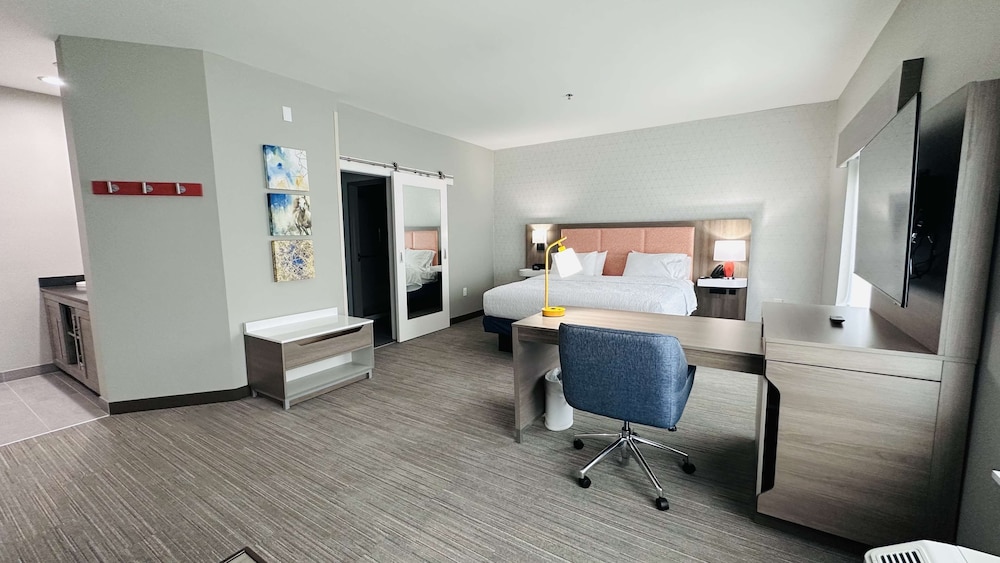 Studio, 1 king bed, Accessible (Hearing) - Photo 9
