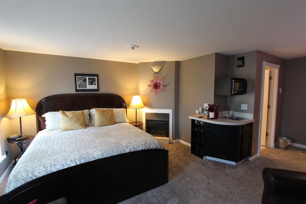 Deluxe Room, 1 King Bed with Sofa bed, Non Smoking, City View photo 1