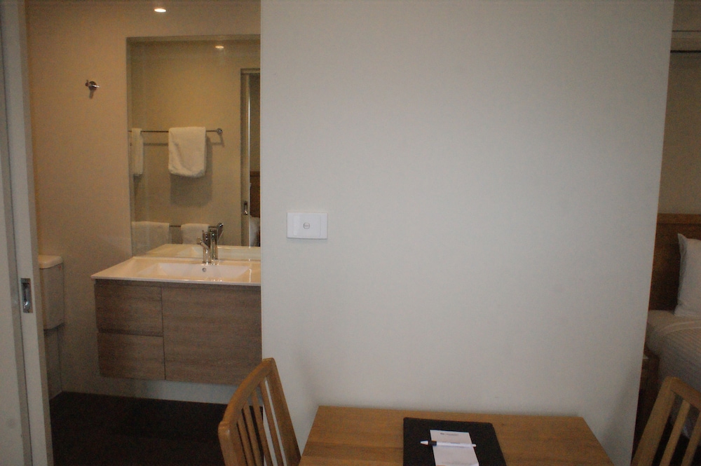 Standard Room, Multiple Beds, Non Smoking, Ground Floor (Walk-In Shower) - Photo 9