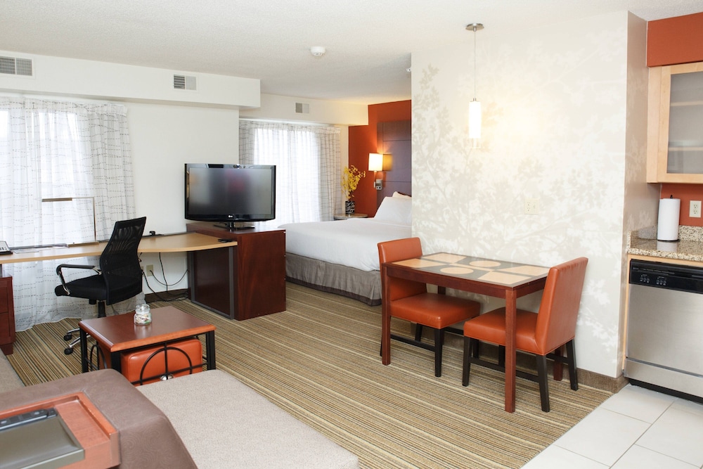 Studio, 1 King Bed With Sofa Bed (Mobility/Hearing Accessible, Tub) photo 3