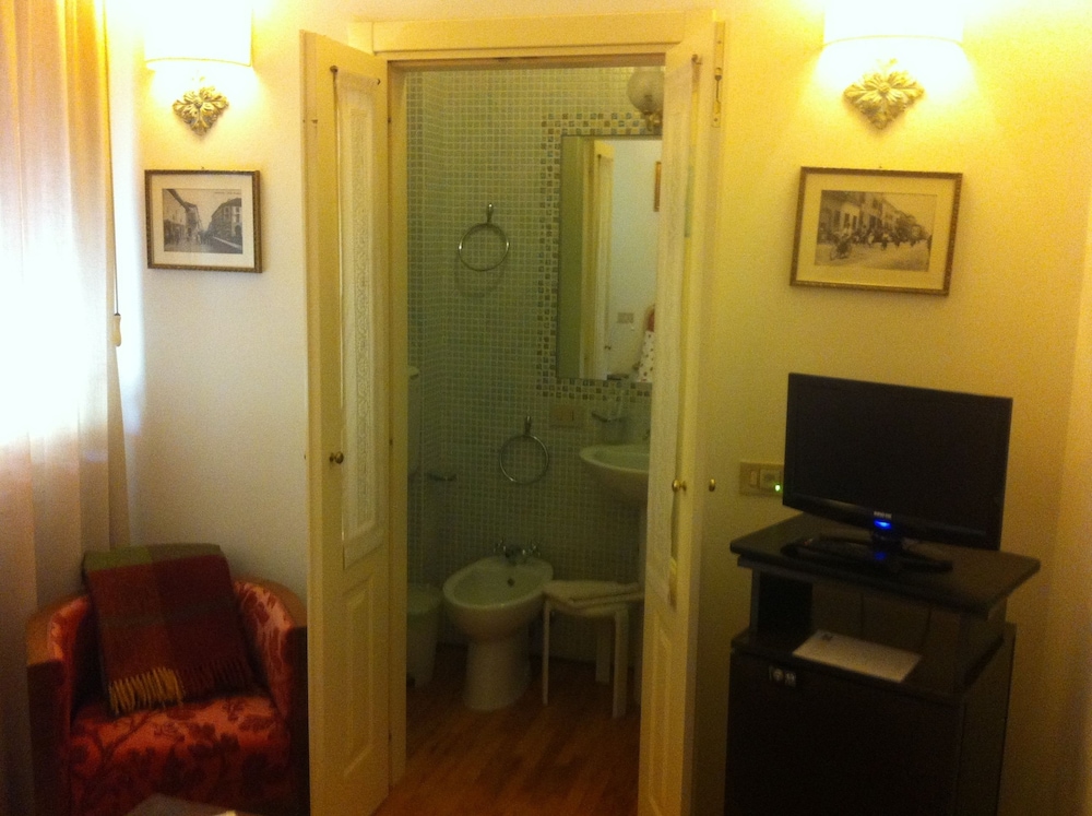 Basic Double Room, Private Bathroom photo 2