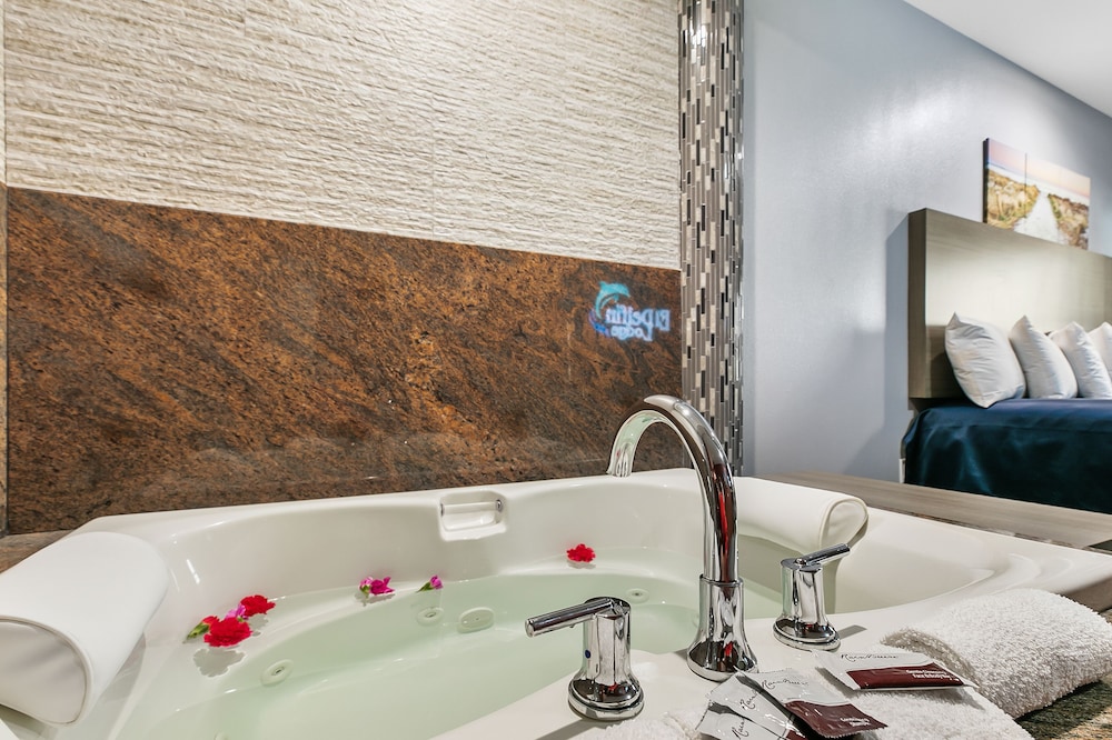 Honeymoon Room - King Bed with Jacuzzi photo 3