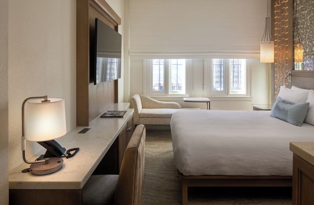 Premier Queen Bed CitySide View - Photo 2
