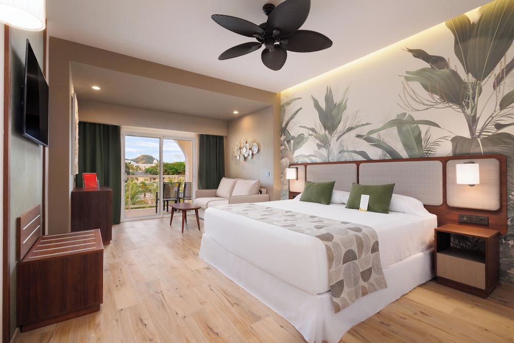 Deluxe Room, Pool View (U)