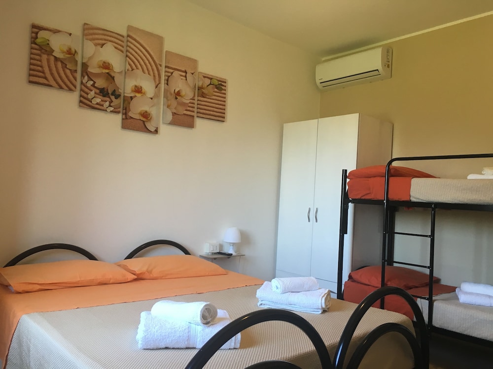 Classic Quadruple Room, Multiple Beds, Smoking photo 2