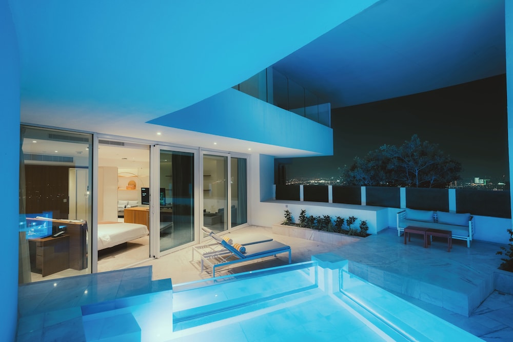 Master Suite w/Pool