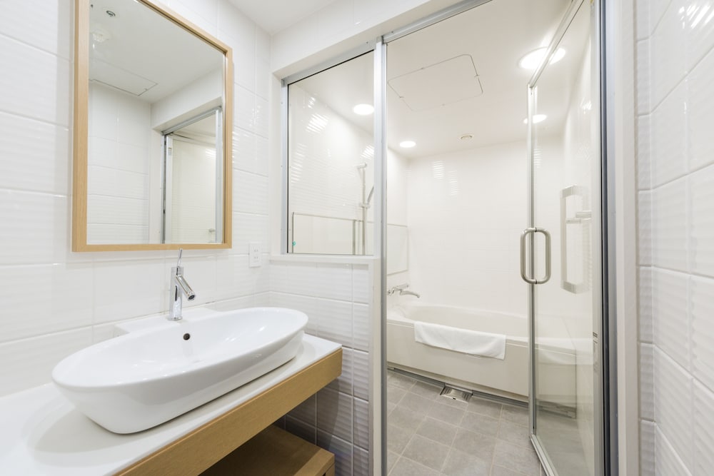 Premier Twin Room, Non Smoking (Eco Plan - No Cleaning Service) - Photo 5
