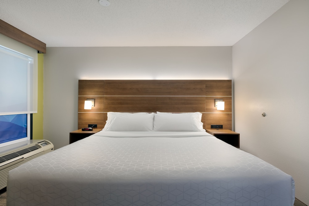Standard Room, 1 King Bed, Accessible (Comm, Accessible Tub) - Photo 8