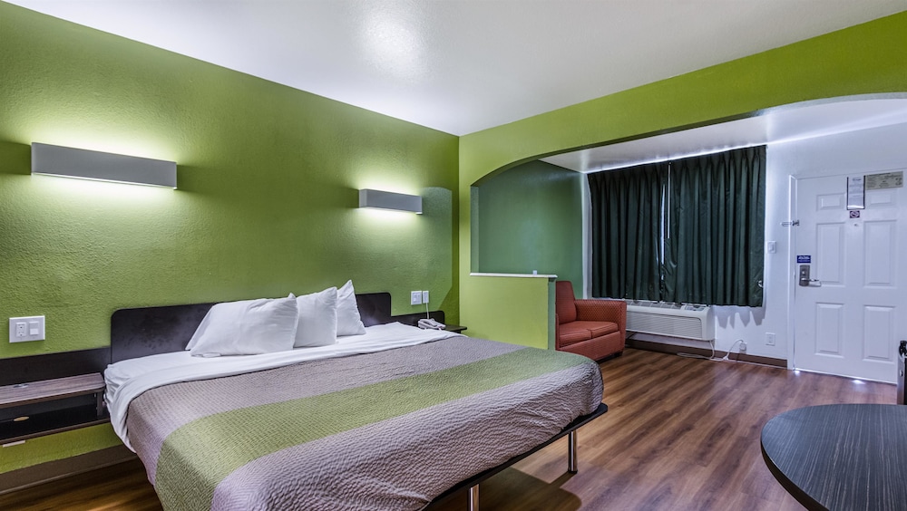 Deluxe Room, 1 King Bed, Non Smoking, Refrigerator & Microwave - Photo 7