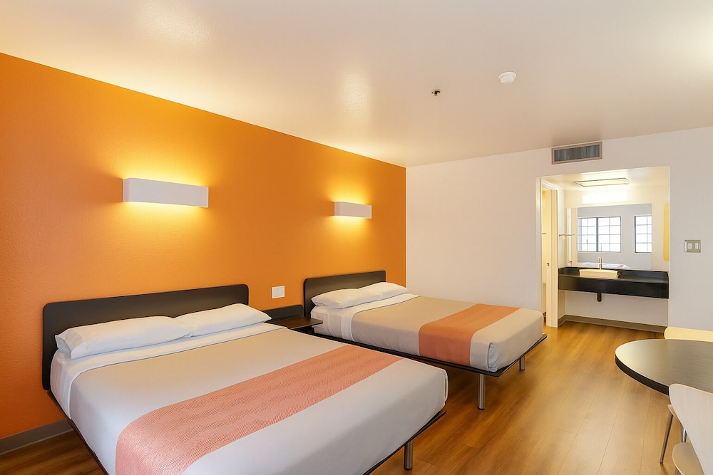 Standard Room, 2 Queen Beds, Non Smoking, Refrigerator photo 2