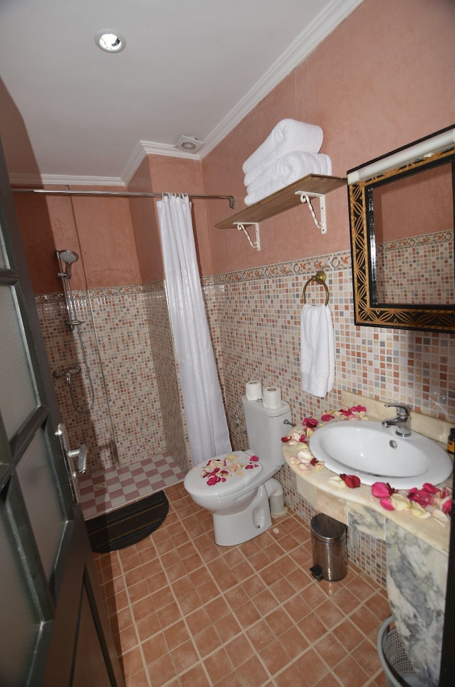 Superior Room, 1 King Bed photo 3