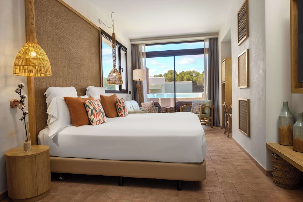 Junior Suite, 1 King Bed, Mountain View (with Pool)