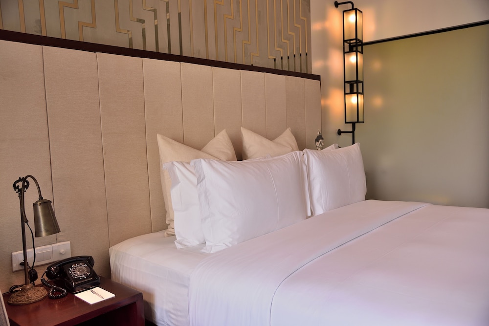 Deluxe King Room - Free Airport Transfers + Mini-Bar - Photo 7