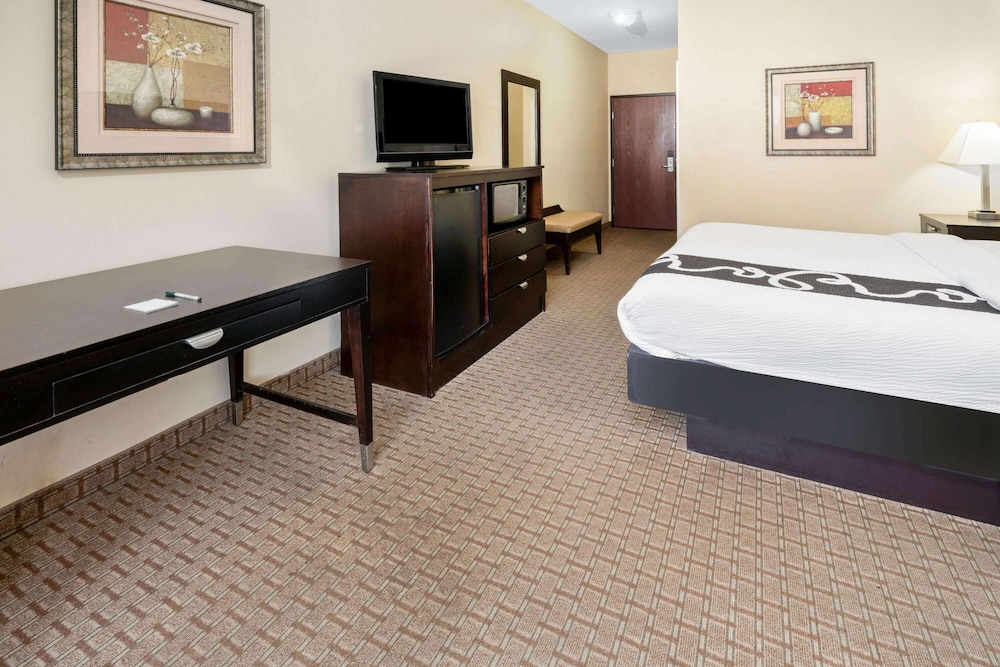 Room, 1 King Bed, Non Smoking - Photo 4