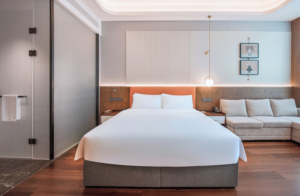 Superior Room, 1 King Bed photo 2