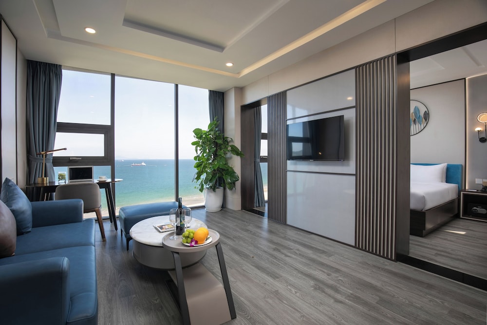 Grand Studio Suite, 1 King Bed, Non Smoking, Ocean View photo 2