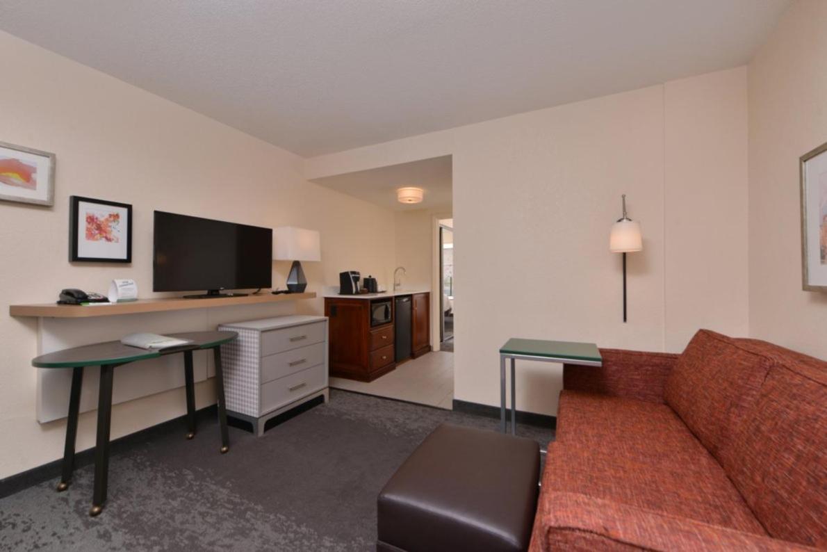 One-Bedroom Queen Suite