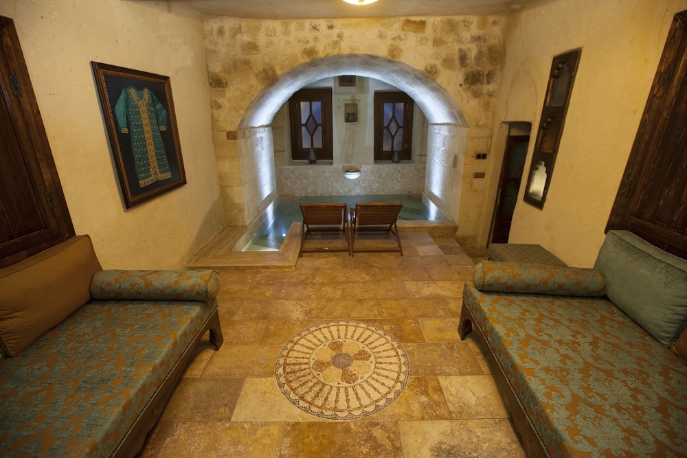 Majestic Cave & Pool Suite photo 3