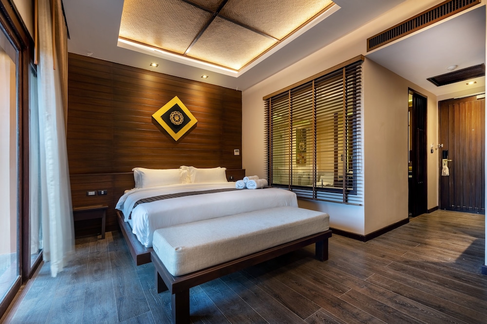 Deluxe Jacuzzi - Photo 2