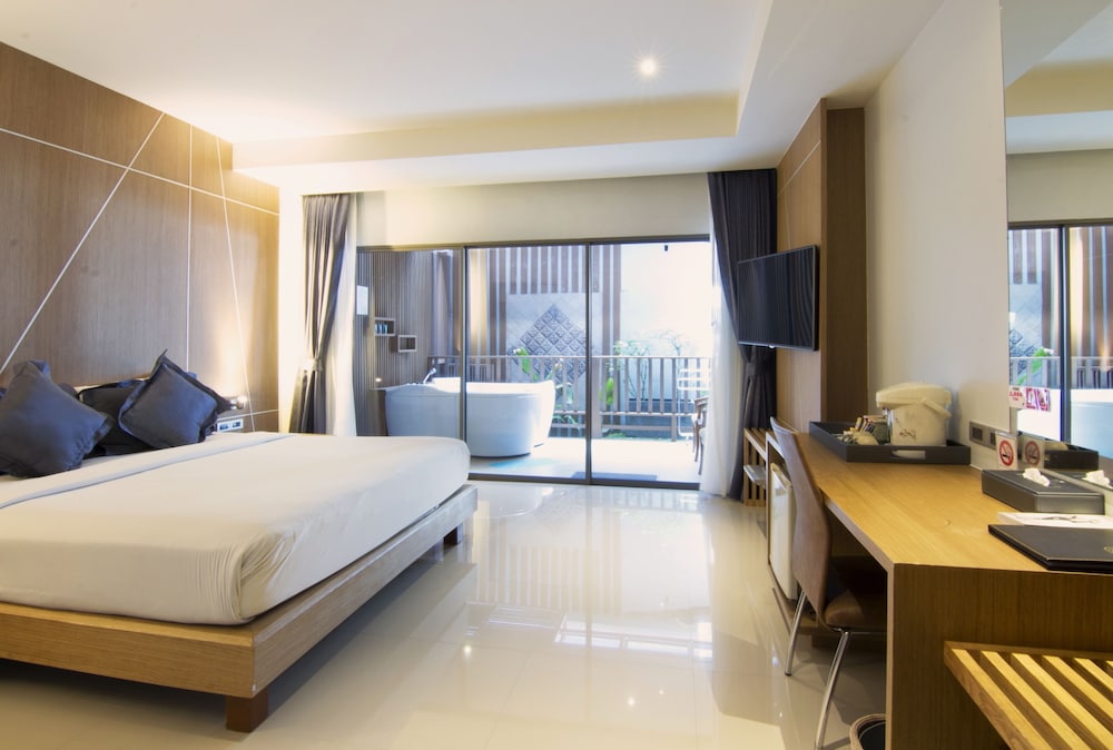 Deluxe Double Or Twin Room, Jetted Tub photo 2