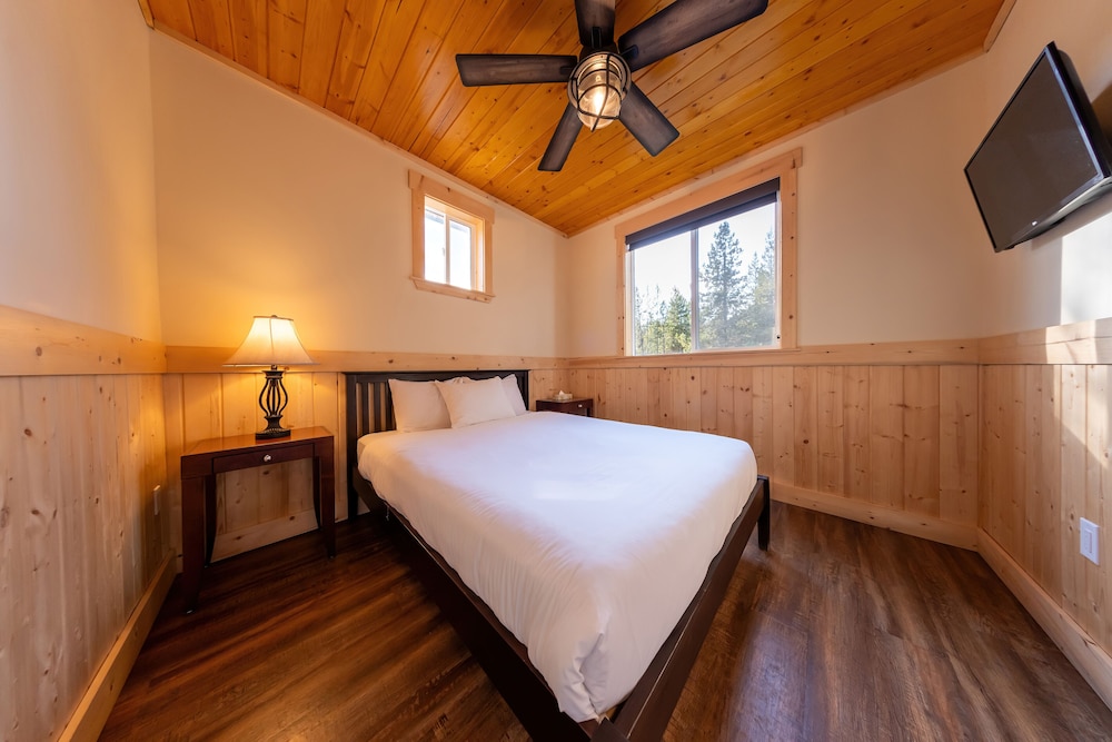 Premier Cabin, 2 Bedrooms, Fireplace photo 1