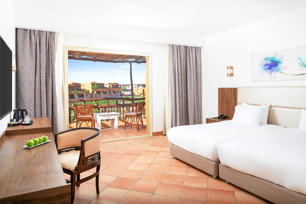 Superior Double or Twin Room, Pool View - Photo 3