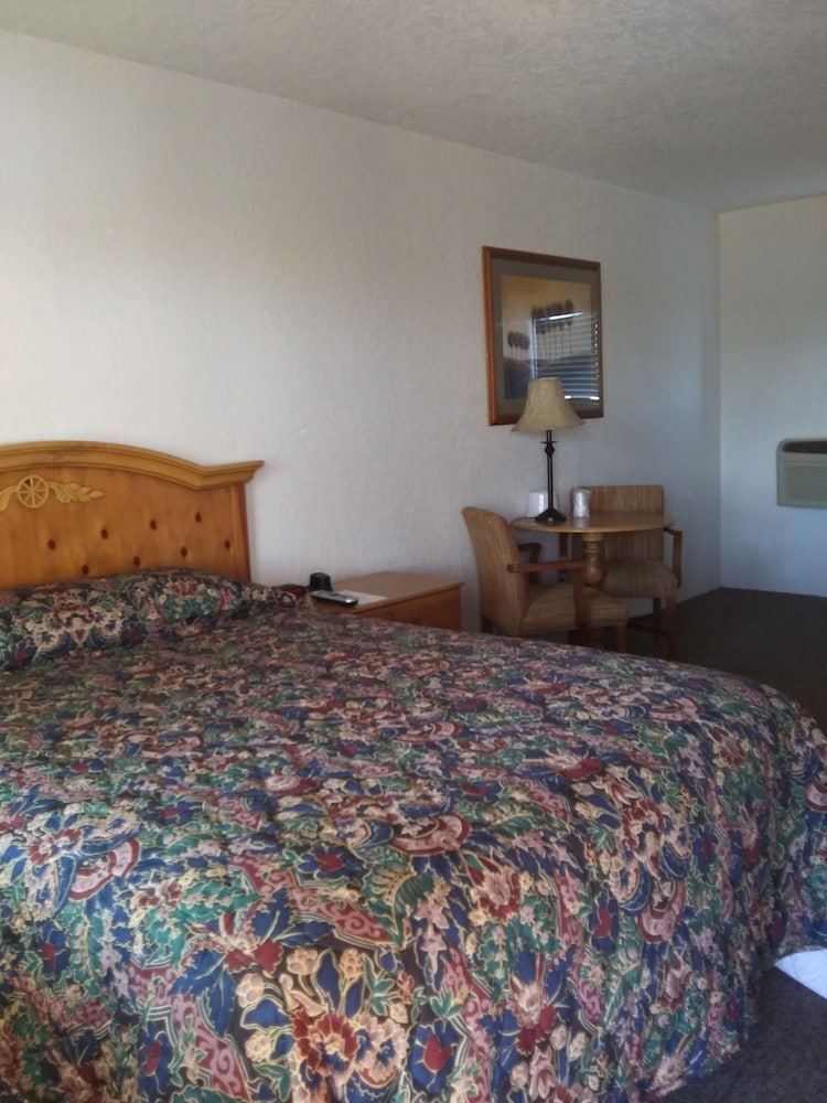 Basic Single Room, 1 Queen Bed, Accessible photo 2