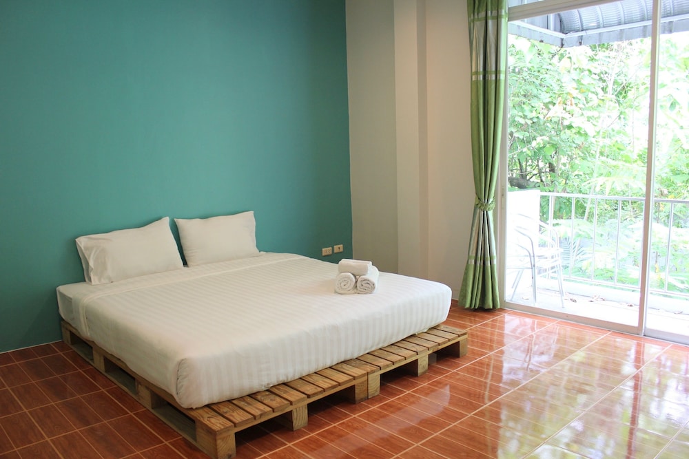 Basic Room, 1 Queen Bed photo 2
