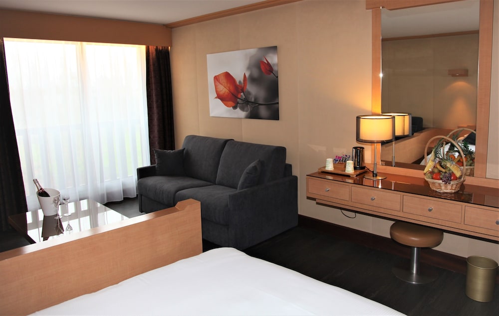 Suite (Left Shore Building) - Photo 4