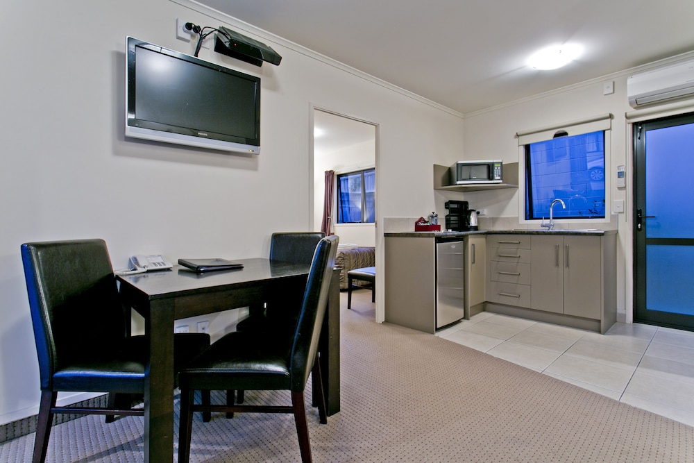 Family Suite, 1 Bedroom, Kitchen, Courtyard Area photo 2