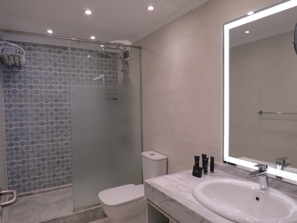 Deluxe Royal Nile Suite - Photo 4