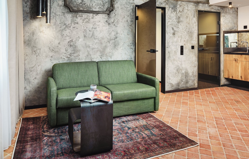 Suite - Photo 5