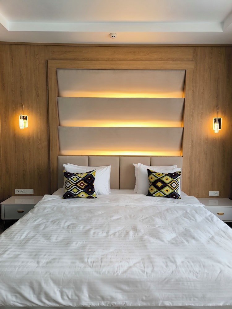 Luxury Suite, Balcony, Park View