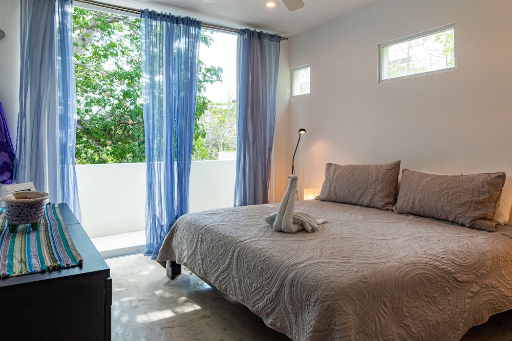 Premier Condo, 2 BR Private Pool 109
