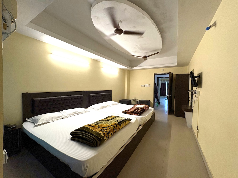 Superior Triple Room, City View photo 3