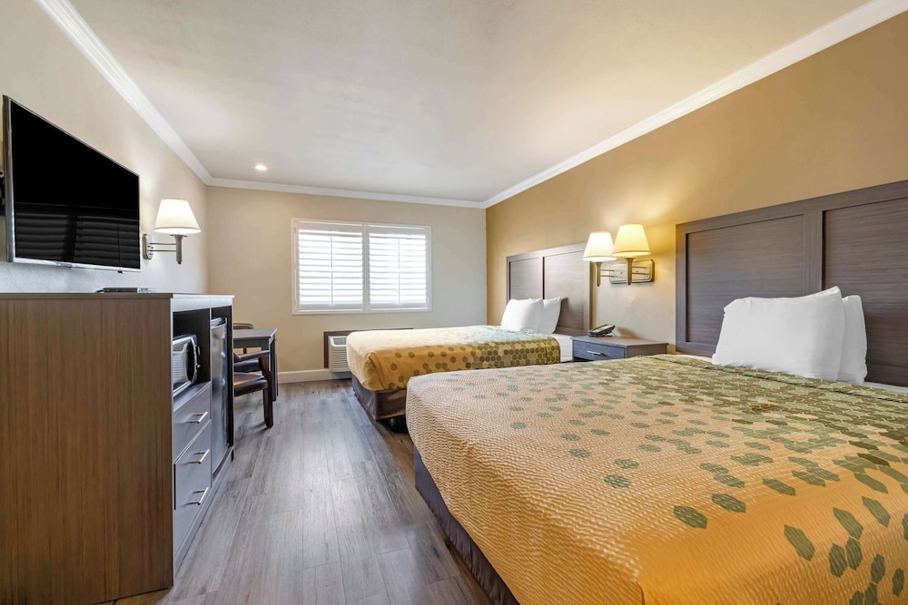 Standard Room, 2 Queen Beds, Non Smoking - Photo 1