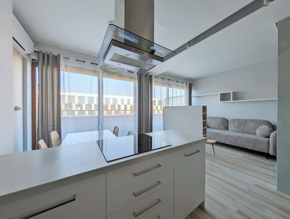 Panoramic Studio Suite, 1 Queen Bed with Sofa bed, Balcony, Tower (Air Condition) photo 3