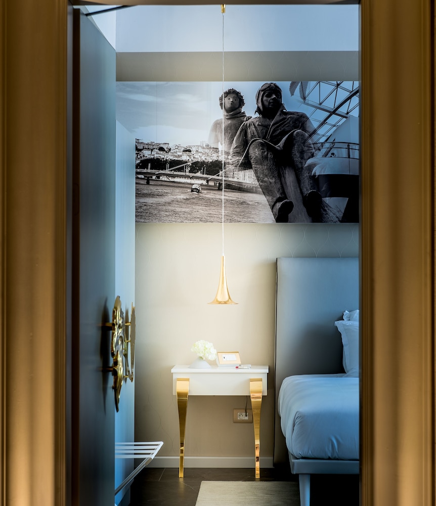 Deluxe Double Room thumbnail 5
