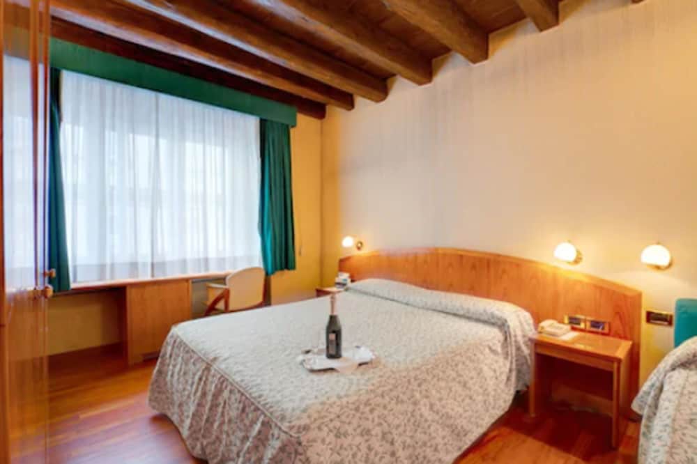 Standard Double or Twin Room photo 1