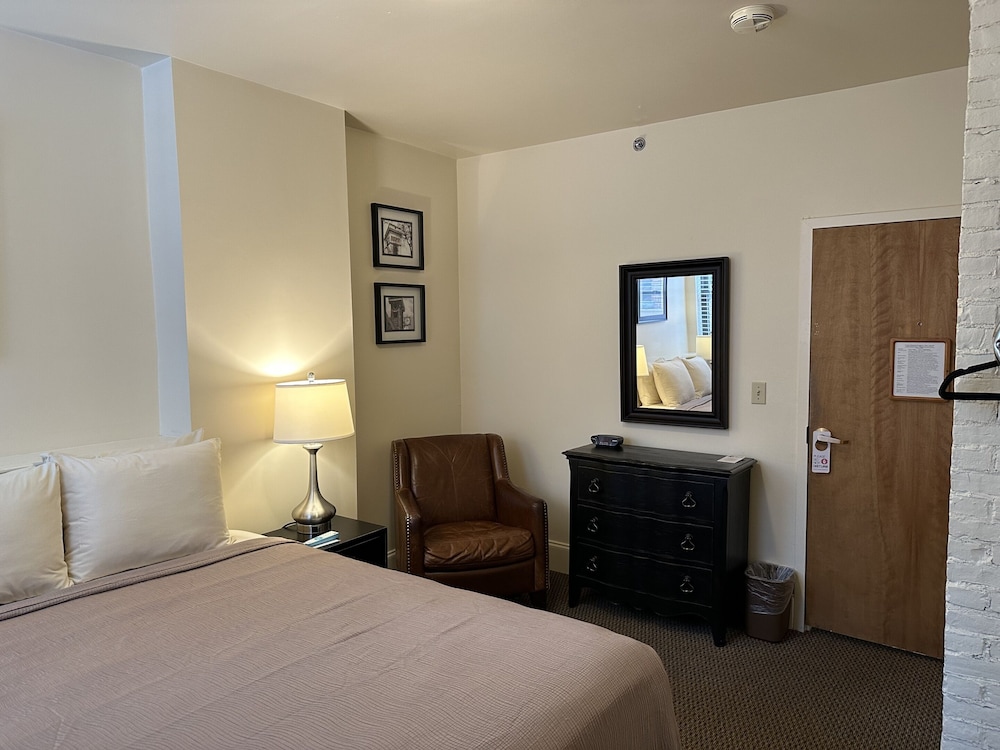 Standard Double Room, Accessible, Ensuite (ADA Compatible Queen Room) photo 2