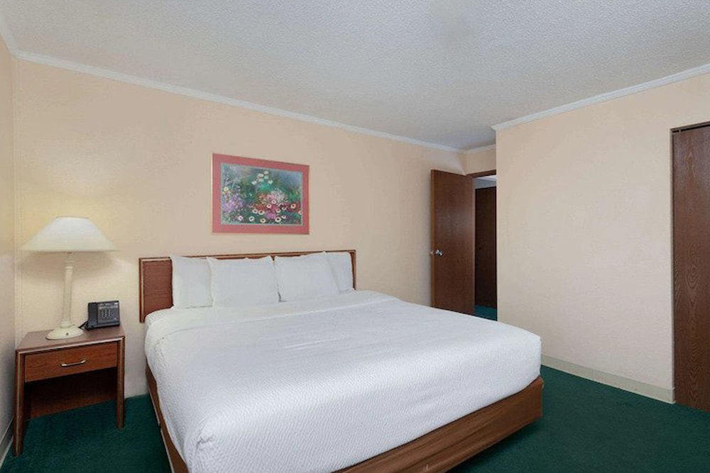Comfort Room, 1 King Bed, Non Smoking - Photo 2