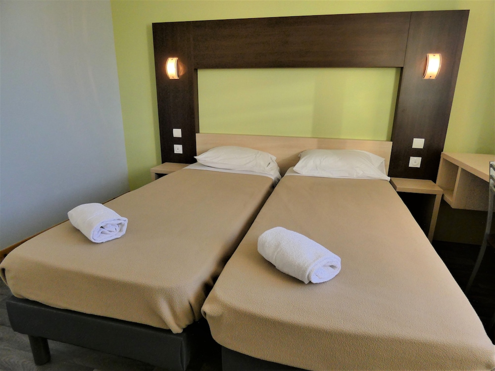 Classic Twin Room, Private Bathroom, Park View photo 3