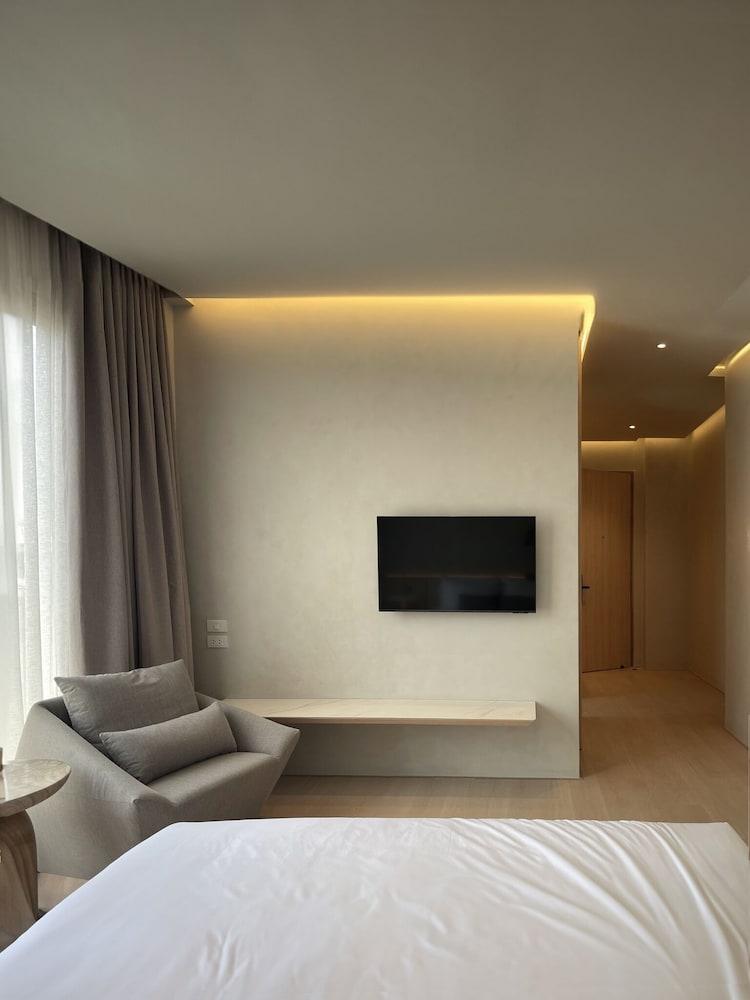 Standard Suite, 1 King Bed, Balcony photo 2