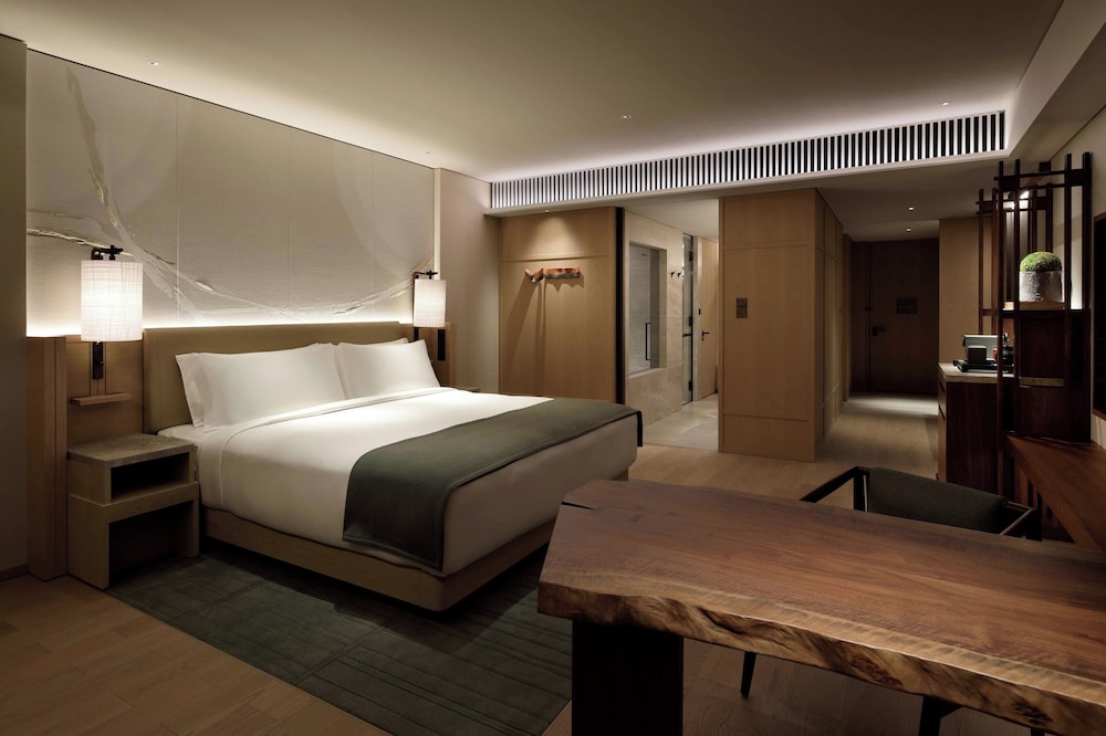 Deluxe Room, 1 King Bed, City View - Photo 3