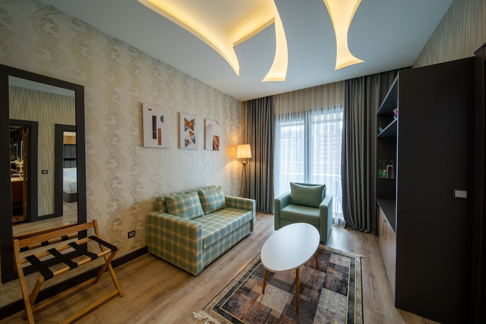 Suite, 1 Queen Bed, Smoking (Top Floor) - Photo 8