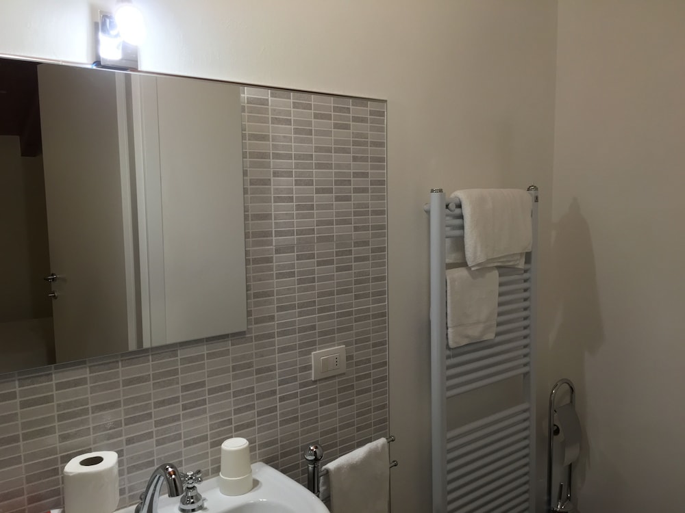 Twin Room, 2 Twin Beds, Ensuite photo 3