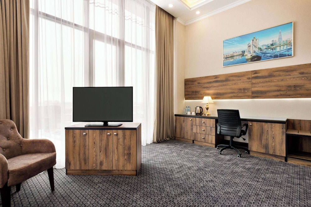Standard Room, 1 King Bed, Non Smoking - Photo 4