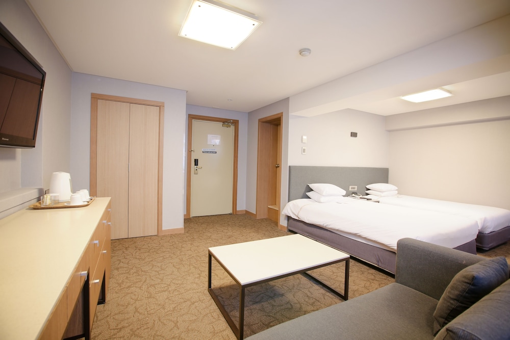 Grand Deluxe (No Parking, additional fee occurs if number of people booked & staying are different) - Photo 7