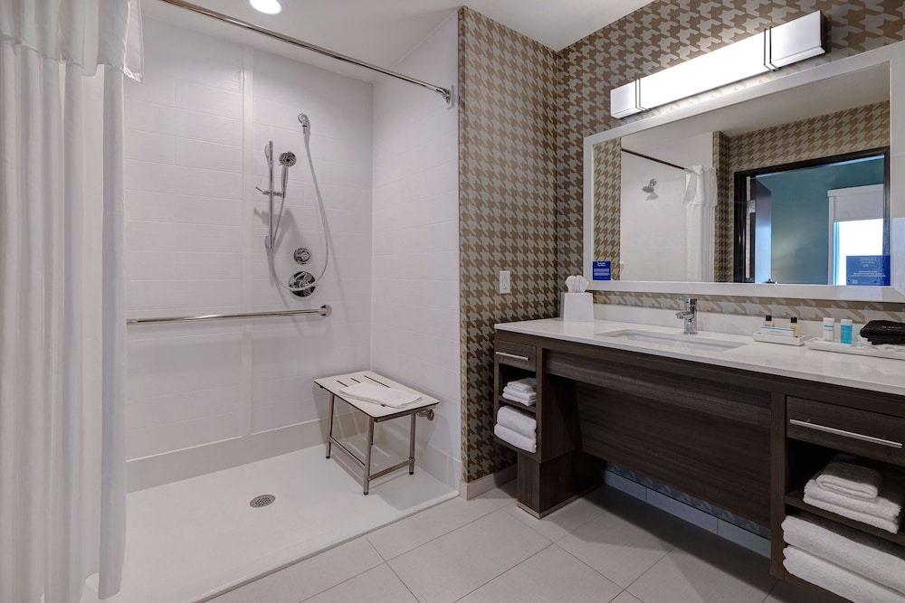 Studio, 1 King Bed, Accessible (Roll-In Shower) - Photo 6